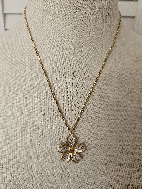 Collier Fleur Nacrée Doré