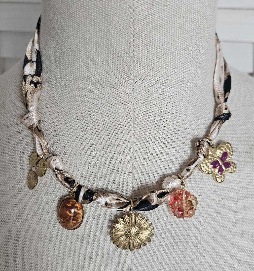 Collier Foulard Fleuri - Doré et Camel – Image 2