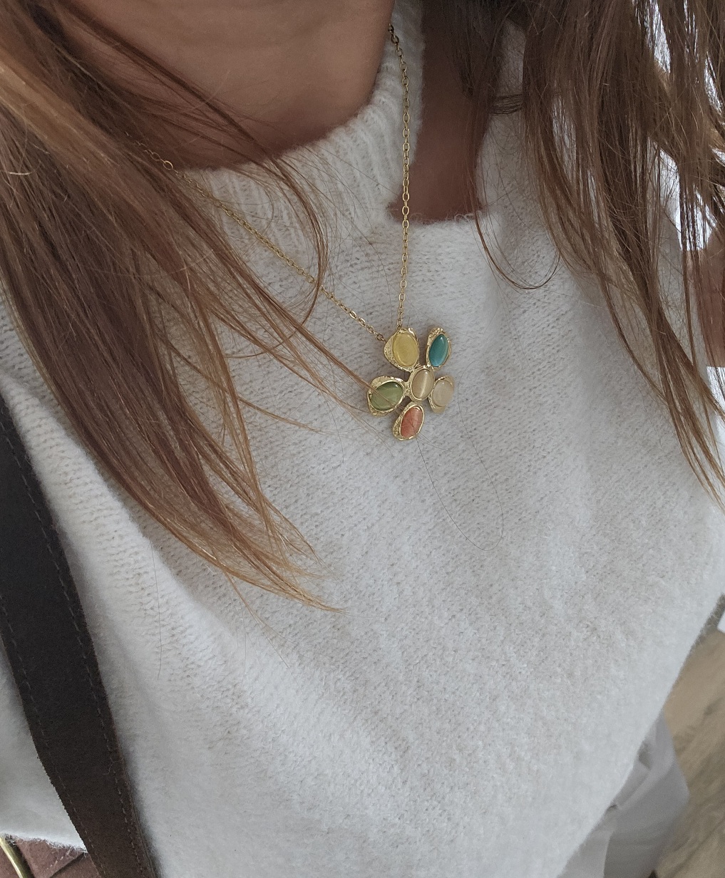 Pull maille crème à encolure fantaisie – Image 2