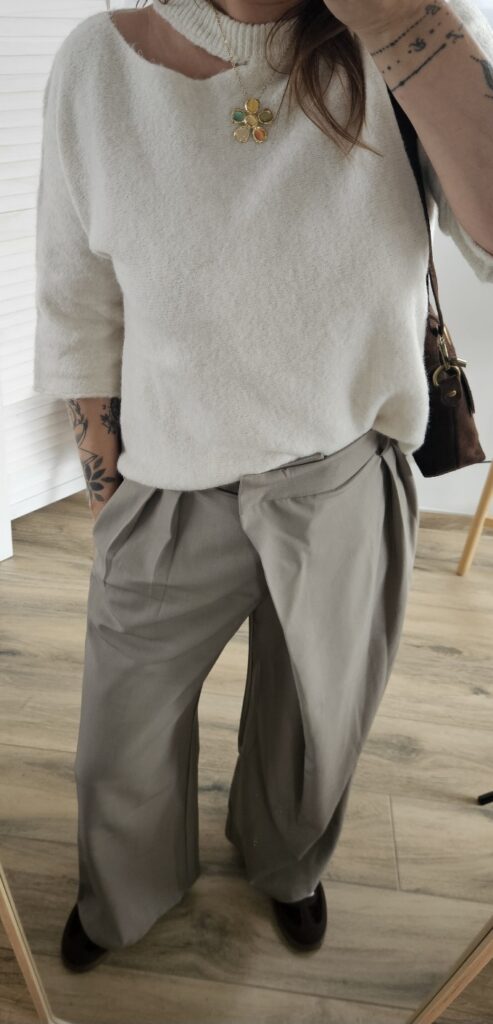Pull maille crème à encolure fantaisie