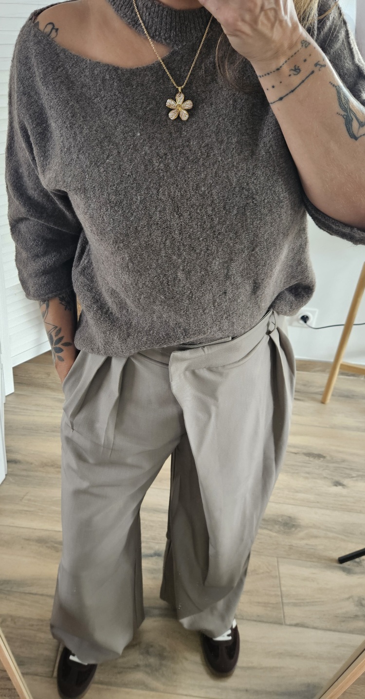Pull maille chocolat à encolure fantaisie