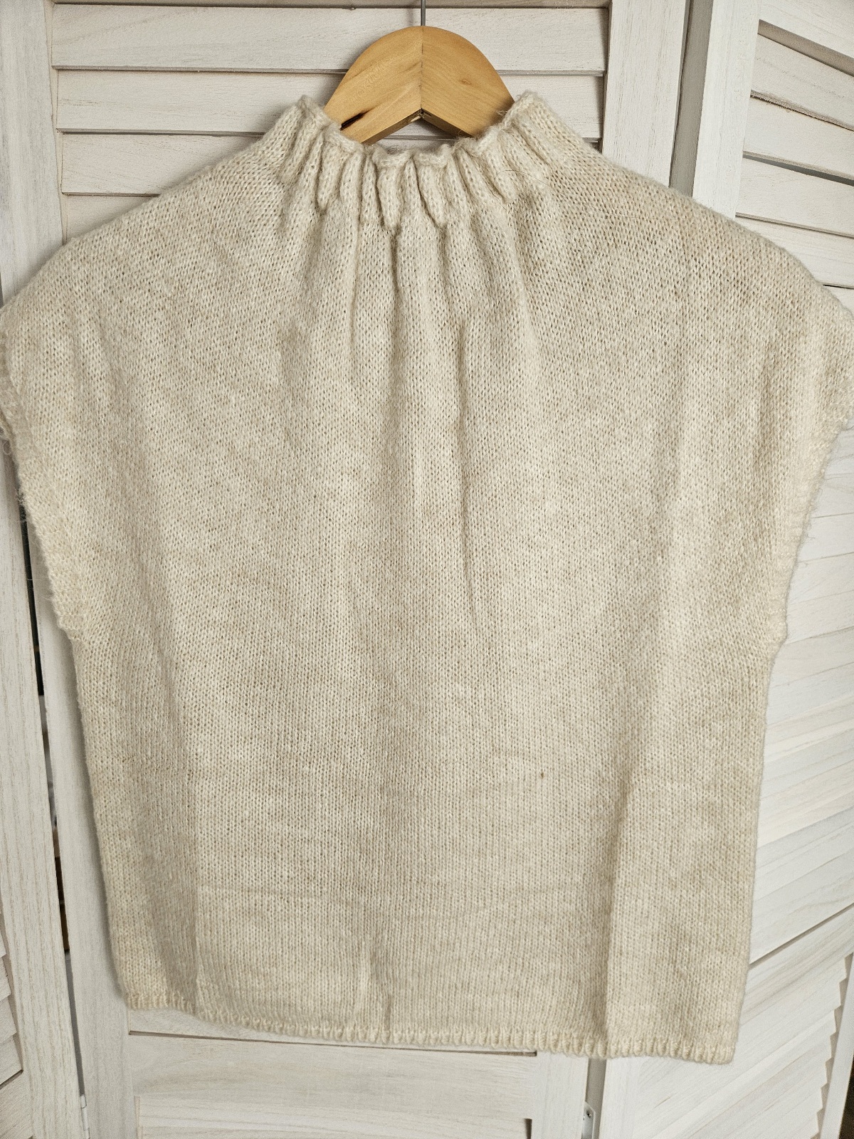Pull sans manches en maille écru – Image 2