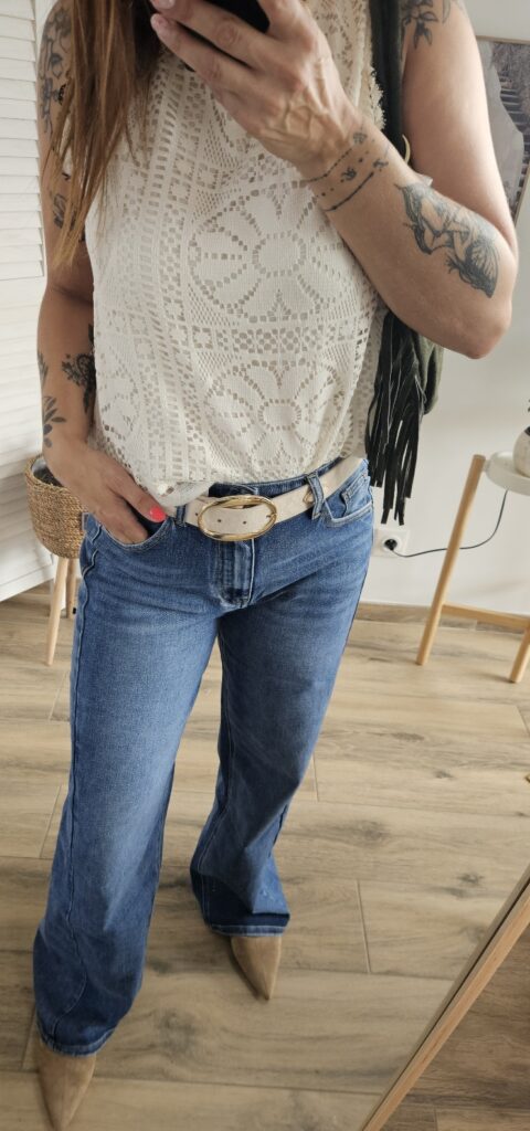 Top ajouré écru à motifs floraux