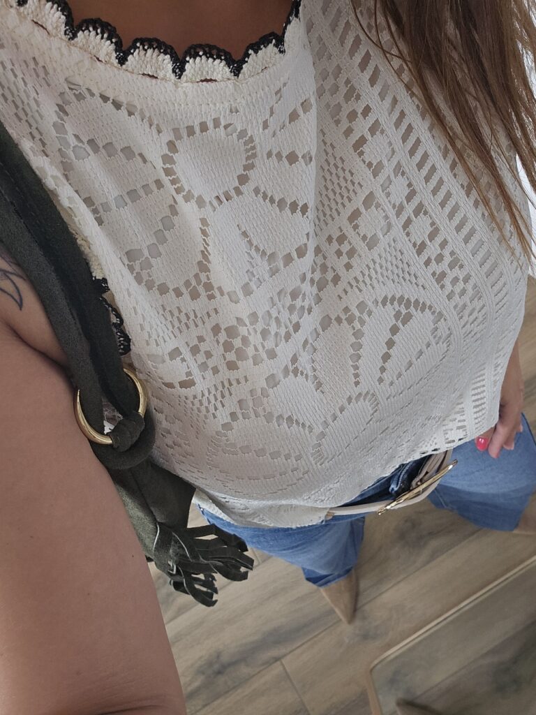 Top ajouré écru à motifs floraux