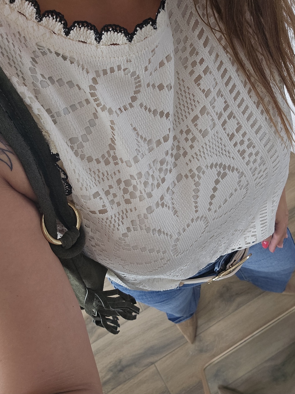 Top ajouré écru à motifs floraux – Image 2