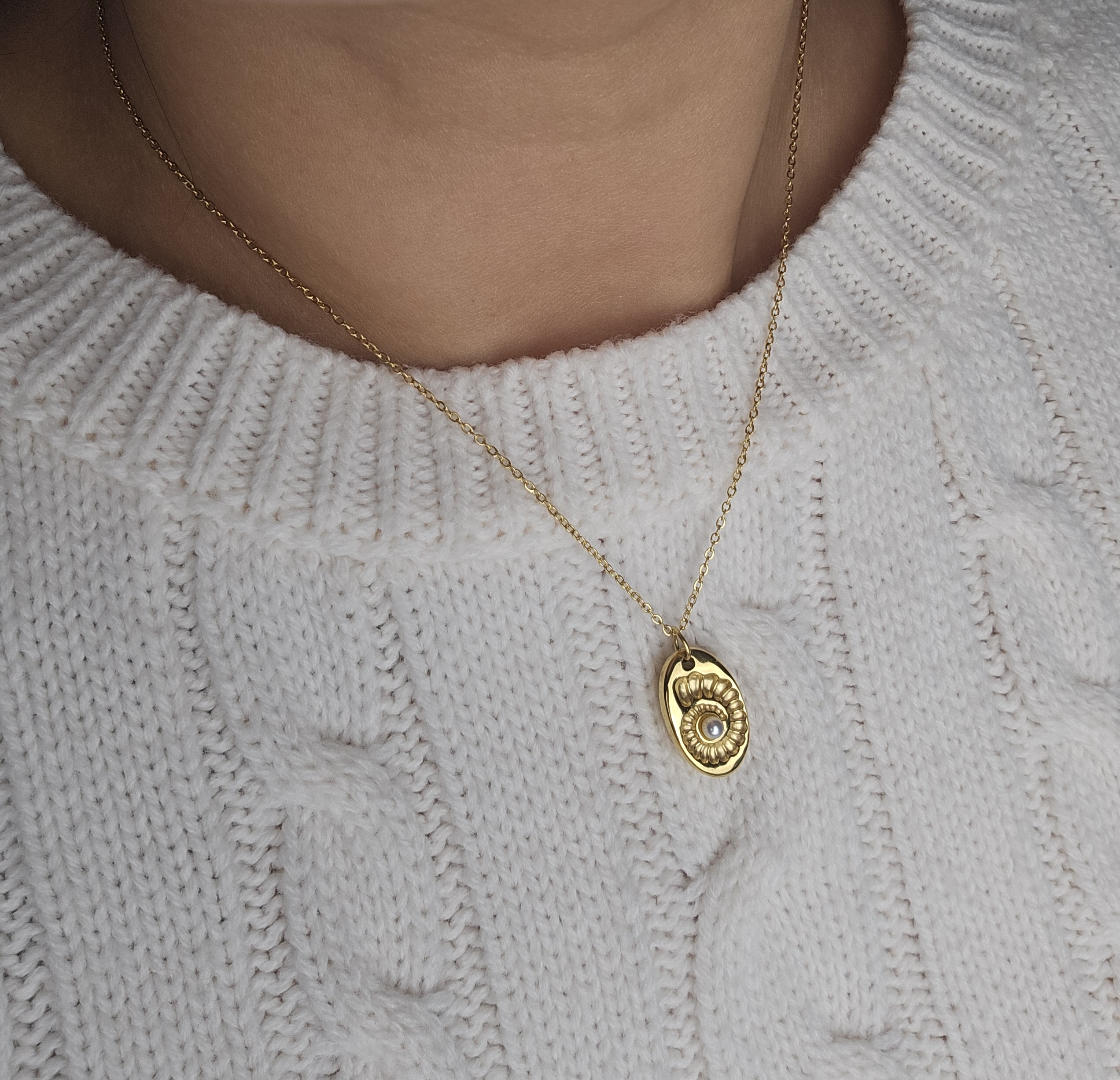 Collier Cassiopée- Médaillon doré et strass