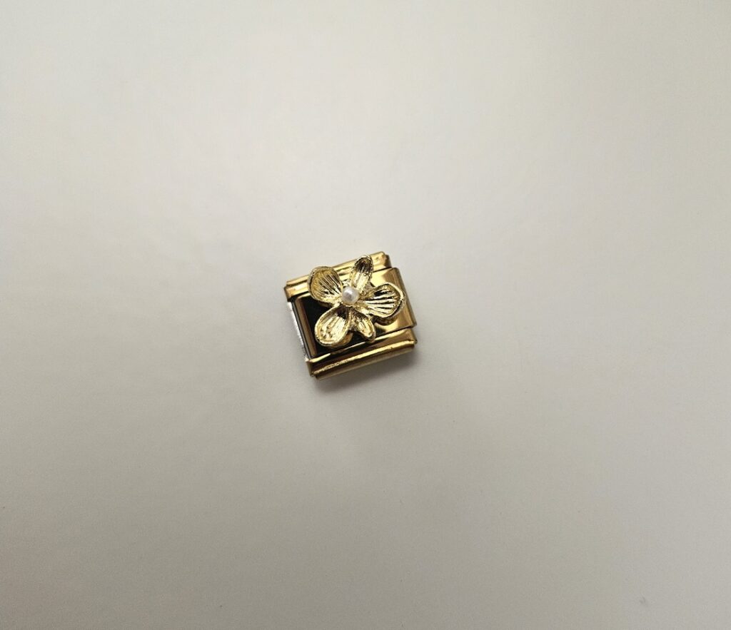 Charme Fleur Dorée Perle